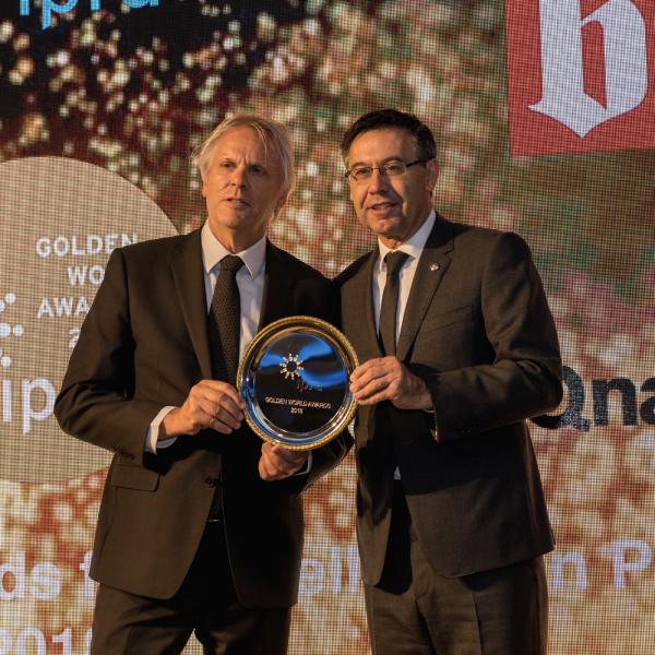 Sr. Bart de Vries entregándole el premio al Sr. Josep M. Bartomeu